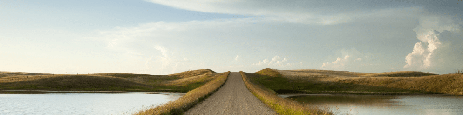Paysage comportant un lac traversé d'une route - communiqué de presse RSE Signia