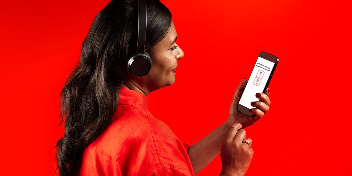 Woman taking the Signia online hearing test on her phone