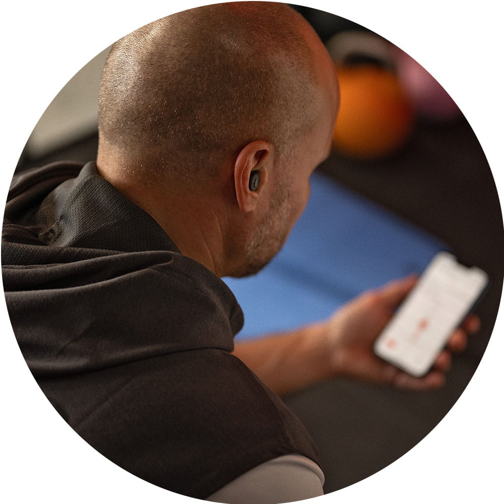 active-ix_man-with-smartphone_close-up_circle_1000x1000