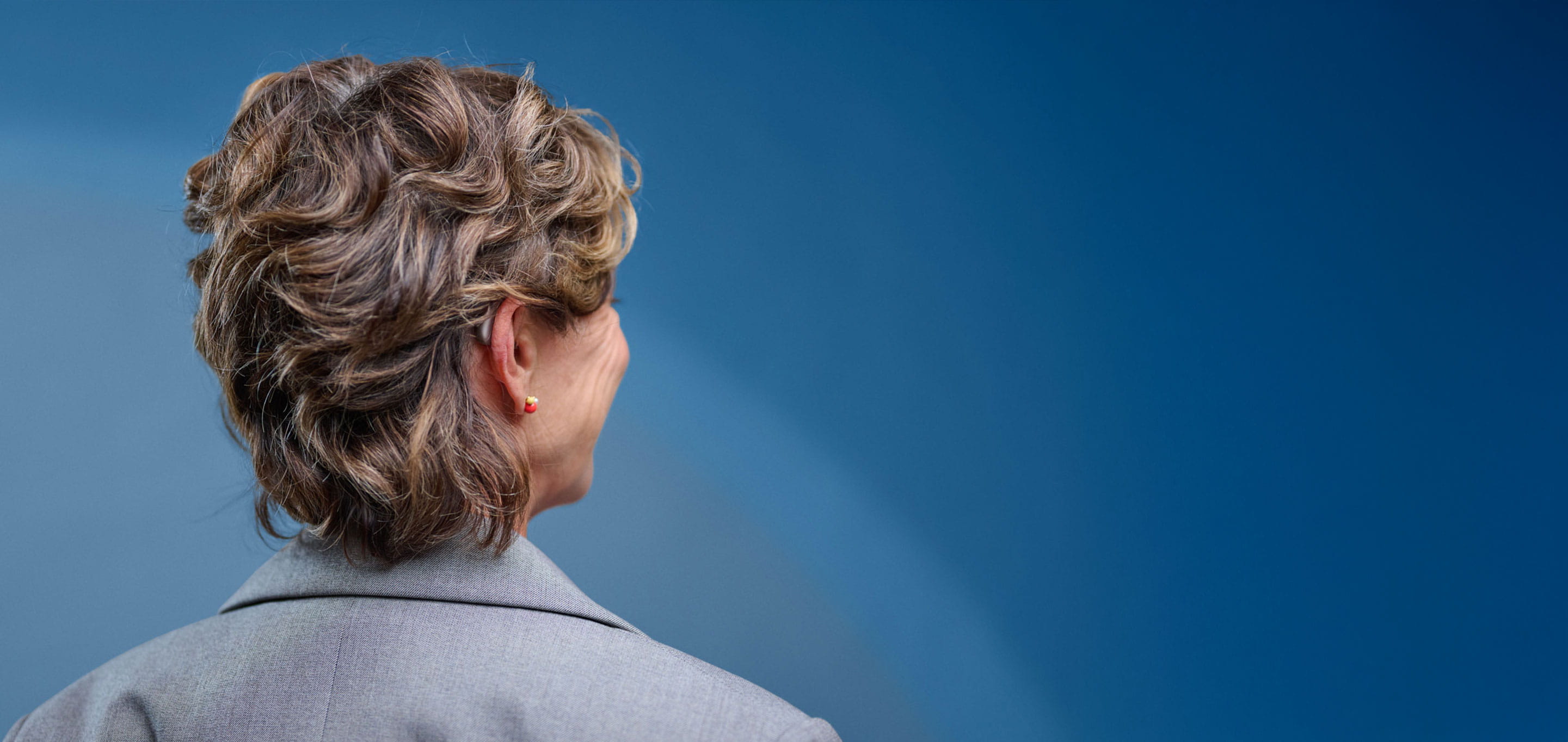 Zmęczenie słuchu a korzystanie z aparatów słuchowych