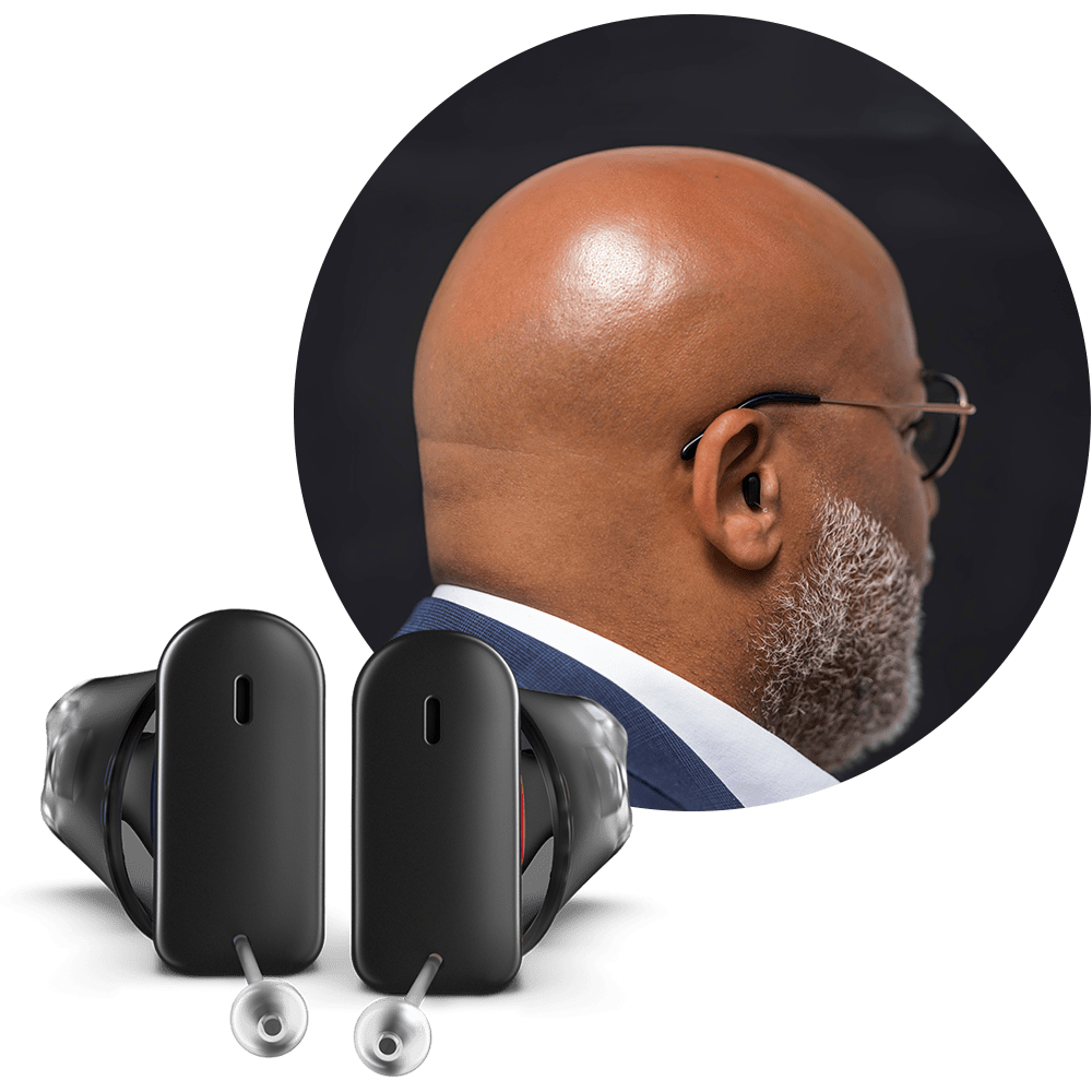 homme de couleur, équipé d'aides auditives invisibles et sans pile signia silk charge and go ix