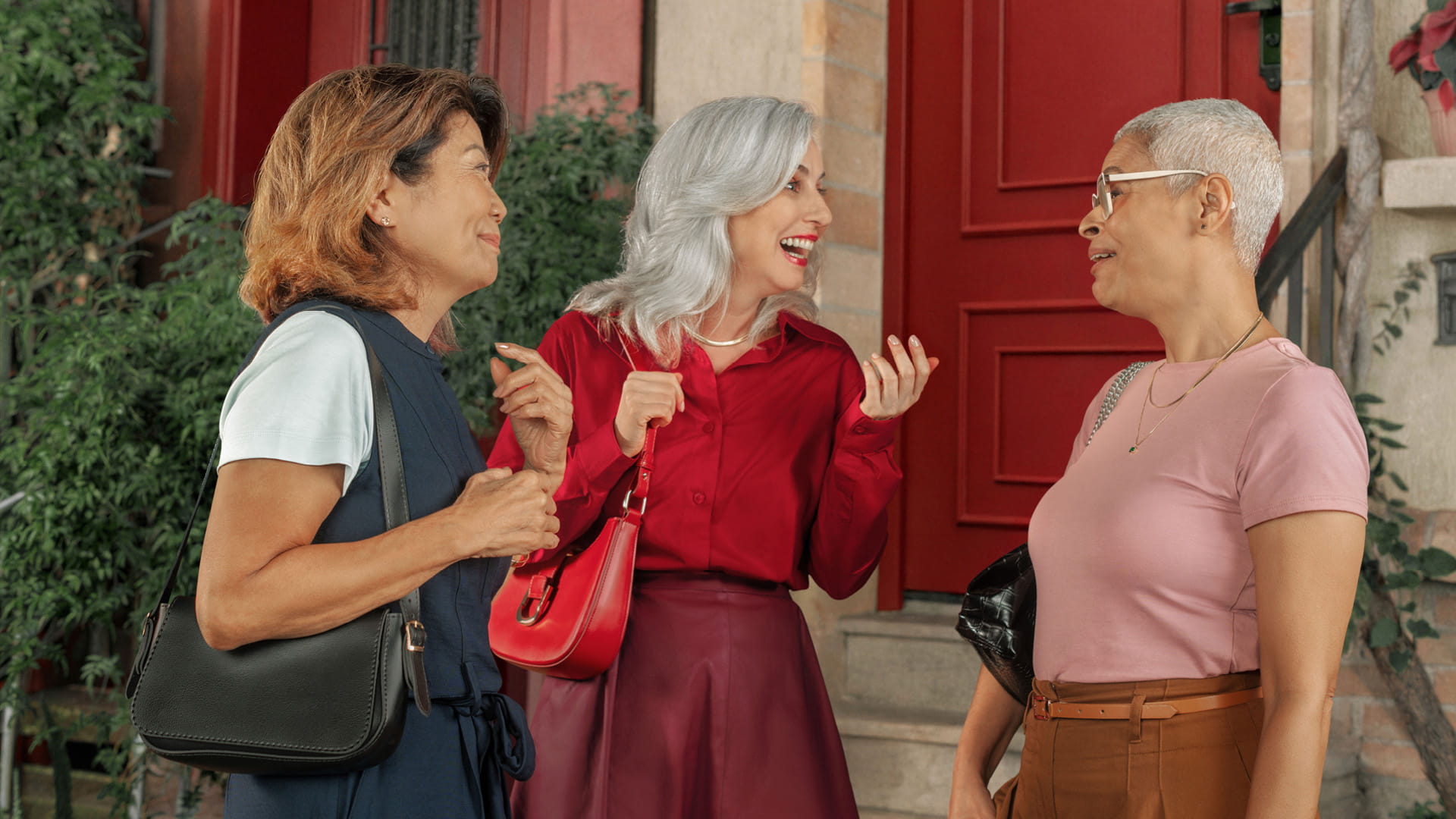Woman who uses Signia Pure C&G MaX has more stability in dynamic group conversations than ever.