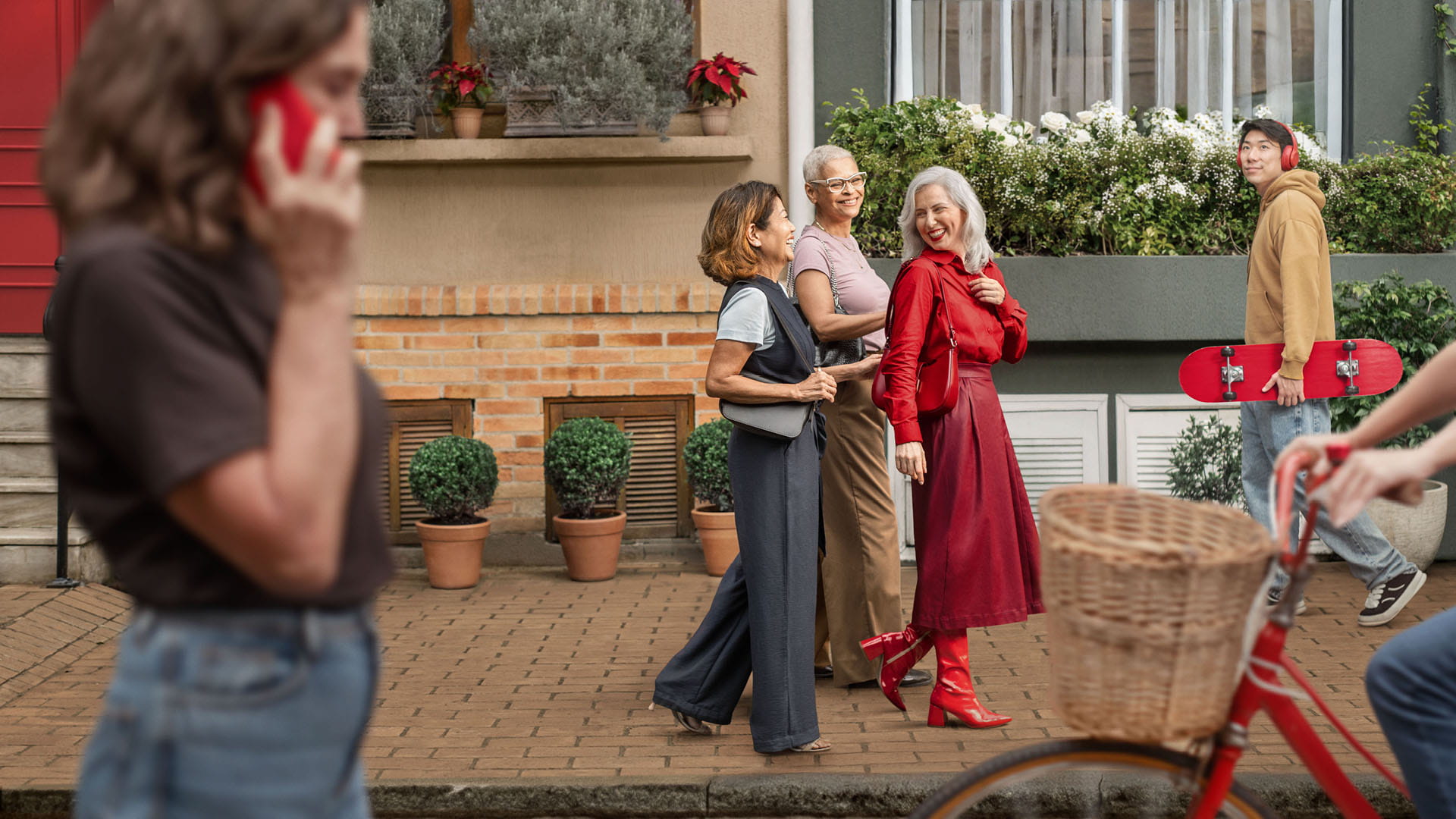 Woman using multi-dimensional sound to adapt to the full moment, not just the noise with help of Signia Acoustic Intelligence.